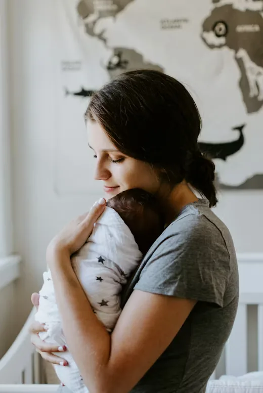 Parents tenant leur nouveau-né