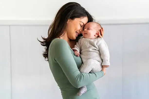 Mère avec son bébé à la maison